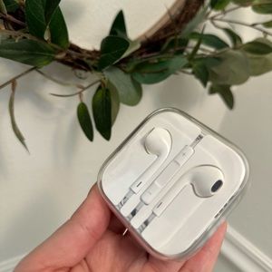 APPLE Wired Earbuds with 3.5mm Plug